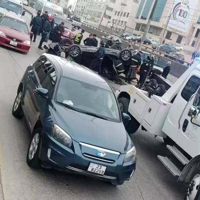 انقلاب مركبة في نفق صويلح.. وهذا ما حدث للسائق