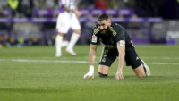 بنزيما لايزال يتلقى الضربات بسبب غيابه عن كأس العالم