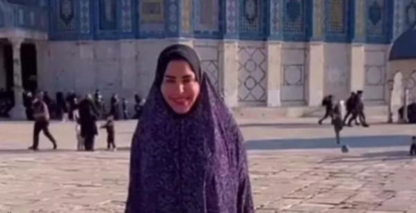 بأحمر شفاه سحري.. مغنية عربية تصلي في المسجد الأقصى  صور وفيديو