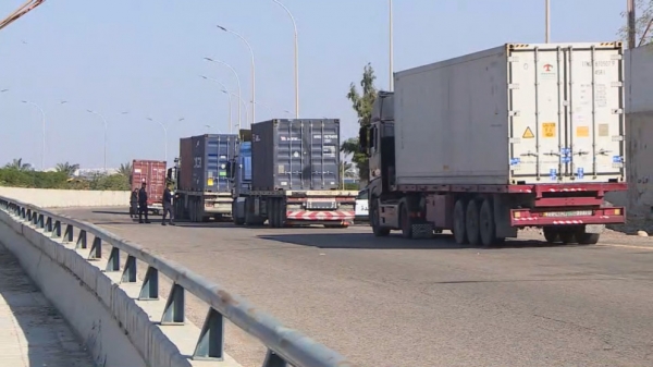 وزارة النقل توضح حول تنظيم الدور وأجور العاملين بنقل الحاويات