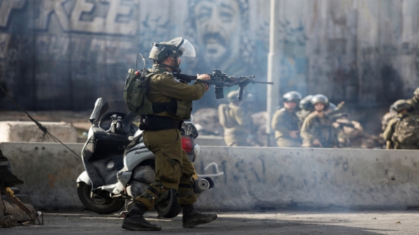 إصابة فلسطيني برصاصة في رأسه بمواجهات مع قوات الاحتلال في مخيم الدهيشة