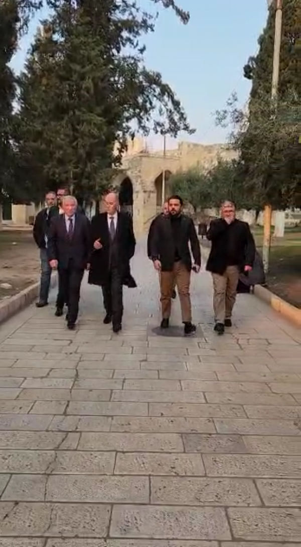بعد منعه من الدخول.. السفير الأردني يتجول في الأقصى