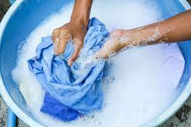 غسل الملابس يدويا يقلل نفاذ ملوثات البلاستيك الدقيقة للسلسلة الغذائية