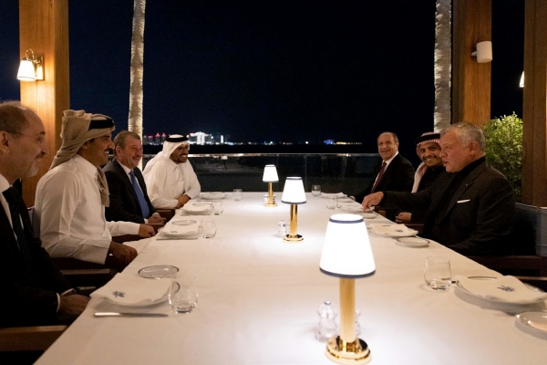 الملك يعقد لقاءً مع أمير قطر