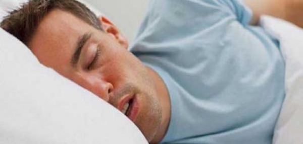 ما العوامل التي تؤدي إلى الحديث أثناء النوم؟ وكيف يمكن التحكم بذلك؟