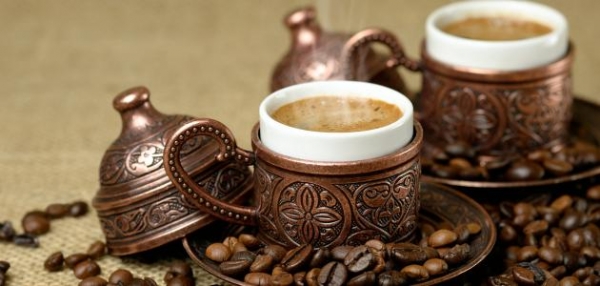 مصر.. قهوة شهيرة تصنع من الجبس وبودرة البلاط