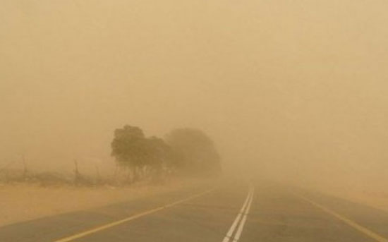 قطع مؤقت للسير على الطريق الصحراوي بسبب الغبار