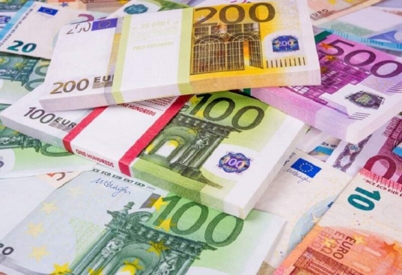 اليورو يسجل انخفاضًا ملحوظًابعد قرار رفع الفائدة من المركزي الأوروبي