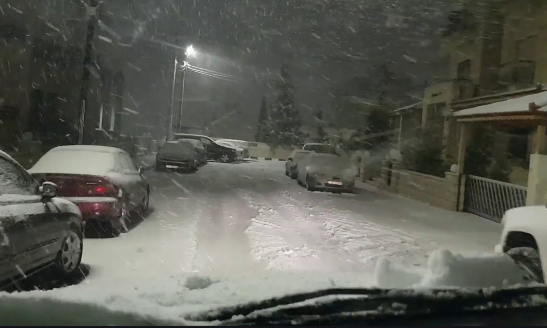 طقس العرب: 12 ساعة متواصلة من الأمطار الغزيرة الممزوجة بالثلوج فجر الثلاثاء