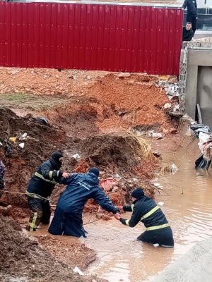 الدفاع المدني ينقذ ستة اشخاص داهمتهم مياه الامطار في محافظة اربد
