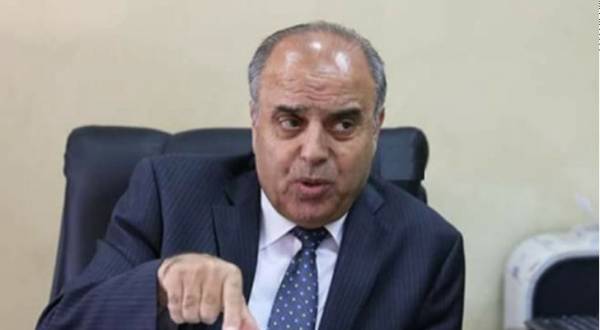 محافظة يعلّق على صورته مع رجل الأمن