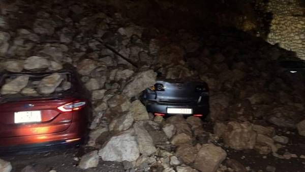 جدار استنادي يُدمر سيارات في السلط (صور)