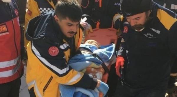 إنقاذ رضيع مكث تحت الأنقاض 82 ساعة