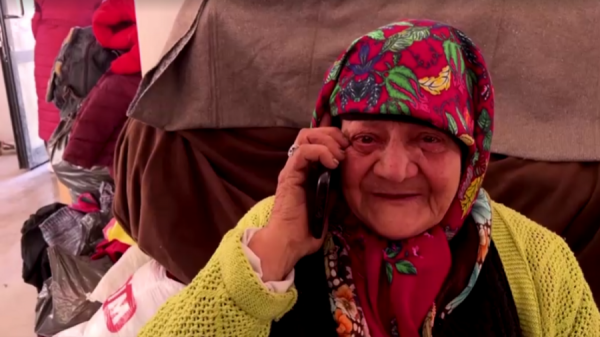 ماذا فعلت التركية ماما بشرى عند سماع صوت ابنها لأول مرة بعد الزلزال؟