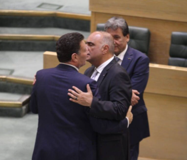 أمضوها اعتذارات وبوس لحى .. عندما يتحول البرلمان شق عرب !