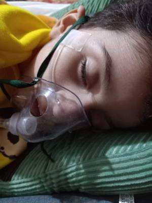 والدة الطفل هارون: أبني بين الحياة والموت وأناشد جلالة الملك بعلاجه في الخارج