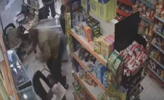 اعتدى على صاحب محل بالزرقاء وحطم محتوياته.. وهذا ما حصل!