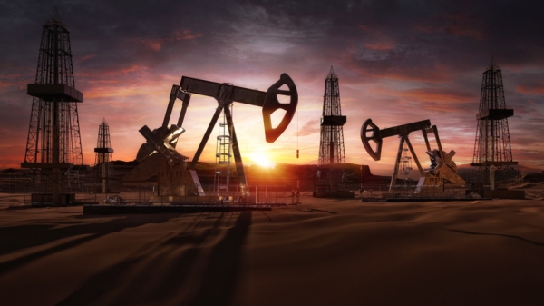 النفط يتراجع بينما تلقي مخاوف رفع الفائدة بظلال على توقعات الطلب