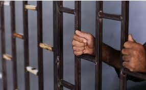 حبس 4 موظفين حكوميين بتهمة الفساد