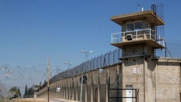 وحدات قمع إسرائيلية تقتحم قسما في سجن ريمون وتشرع بنقل الأسرى منه