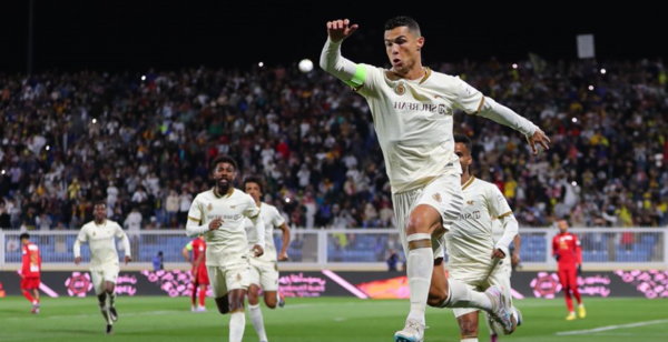 سجل “هاتريك” في 25 دقيقة.. رونالدو يقود النصر لصدارة الدوري السعودي