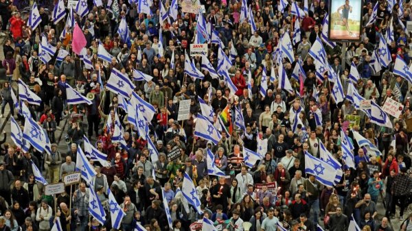 إسرائيل تشتعل .. اشتباكات ومظاهرات عارمة بسبب التغييرات القضائية