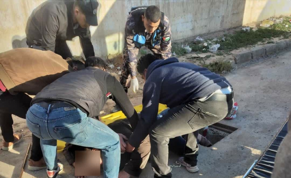 سقوط ضرير بأحد المناهل المكشوفة في الرصيفة  صور