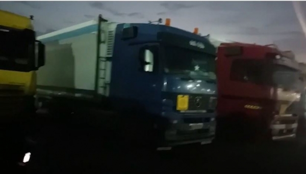 150 شاحنة أردنية عالقة على الحدود الإماراتية السعودية