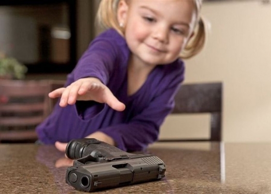 طفلة بعمر 3 سنوات تقتل بالرصاص أختها ذات الـ 4 أعوام