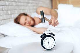 دراسة تكشف لماذا قد يكون الاستيقاظ مبكرا للعمل سيئا لحياتنا