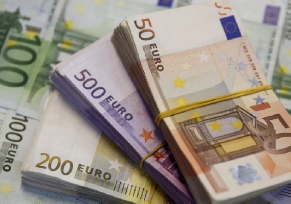 انخفاض اليورو مقابل الدولار بأكثر من 1