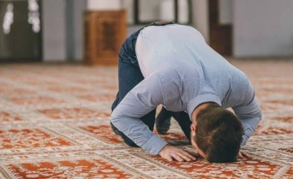 ما الحكم في من صام رمضان ولكنه لا يصلي؟