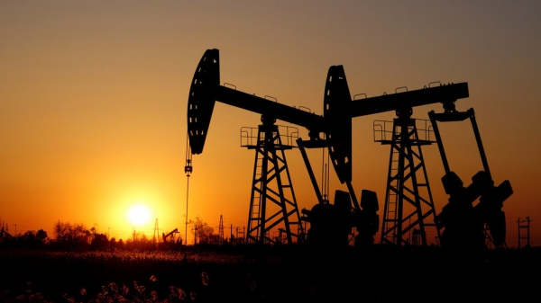 النفط يرتفع مع انخفاض مخزونات أميركا