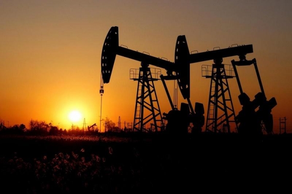 أسعار النفط تتجه لتسجيل خسارة شهرية