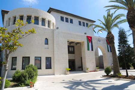 موظفون حكوميون إلى التقاعد  أسماء