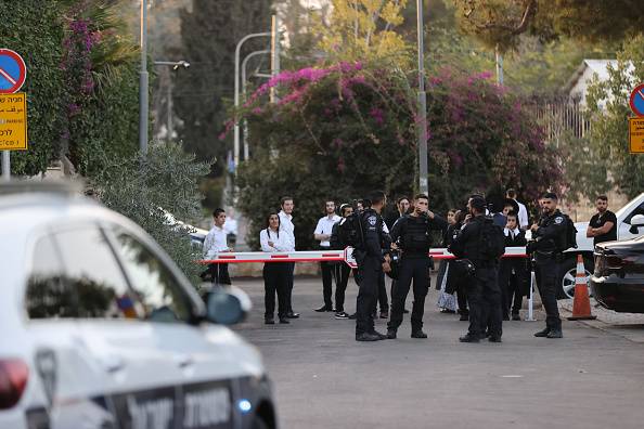 إصابة جنديين إسرائيليين بعملية طعن قرب تل أبيب