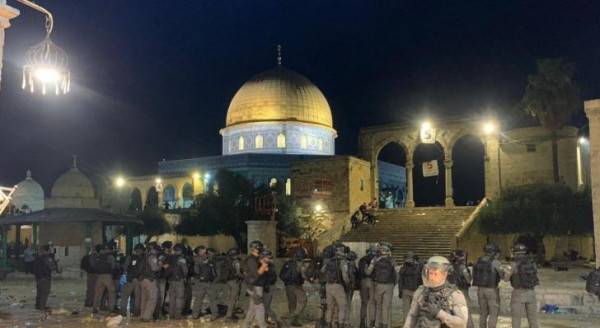 شاهد: الاحتلال يقتحم الأقصى مجدداً ويعتدي على المصلين ويخليهم بالقوة