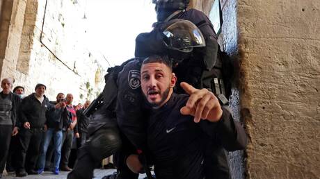 الإفراج بشروط.. الجيش الإسرائيلي يعتقل نحو 400 فلسطيني من داخل المسجد الأقصى