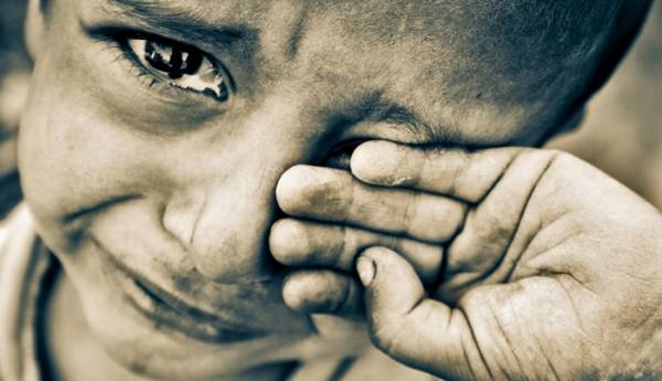 جامعة خاصة تهدر كرامة الأطفال الأيتام بتصويرهم يتلقون إفطارها الرمضاني