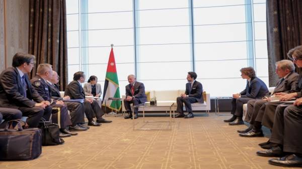 الملك يبحث مع وزير الدفاع الياباني جهود الحرب على الإرهاب