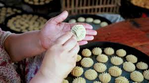 حماية المستهلك تدعو ربات البيوت لتصنيع حلويات ومعمول العيد منزلياً