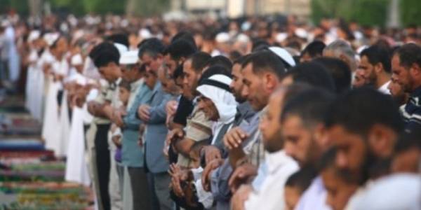 الإفتاء: صلاة الجمعة لا تسقط حتى لو وافقت يوم العيد