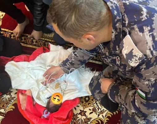 العثور على لقيط في مسجد بإربد (صور وتفاصيل)