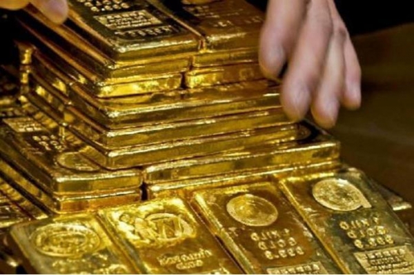 أونصة الذهب تتماسك قرب 2000 دولار عالمياً