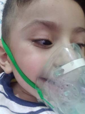 الطفل هارون بين الحياة والموت وعقار منكم يخلصه من الألم.. قصة تدمي القلوب