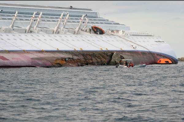 إندونيسيا .. 11 قتيلا في حادث انقلاب عبارة