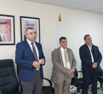 أسرة الكلية الجامعية للتكنولوجيا ــ ابو علندا تتبادل التهاني بمناسبة عيد الفطر السعيد