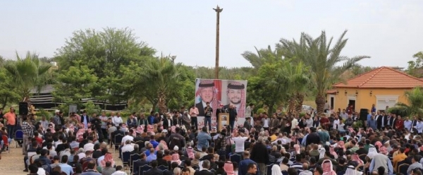 حشود في الشونة تطالب باستعادة النائب عماد العدوان