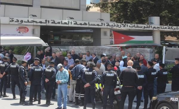 معتصمو الفوسفات:  بدنا حقنا بالتأمين لا شحدة ولا منية ..وارحل ارحل يا ذنيبات (صور وفيديو)