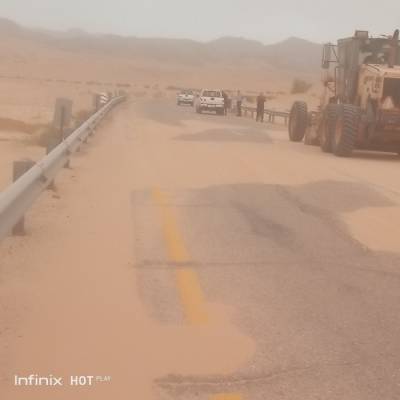 الاشغال تتعامل مع تجمع للاتربة طرق في العقبة